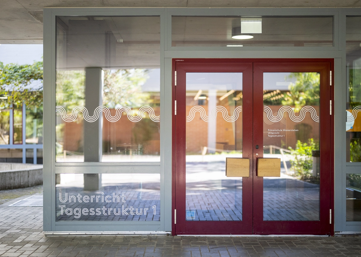 Schulhaus_Signaletik_Wasserstelzen